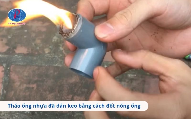 Cách tháo ống nhựa đã dán keo bằng cách đốt nóng ống