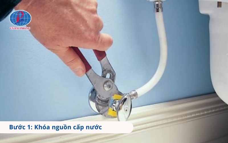 Bước 1: Khóa nguồn cấp nước khi vòi nước bị rò rỉ