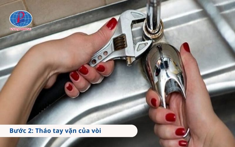 Bước 2: Tháo tay vặn của vòi khi vòi nước bị rò rỉ