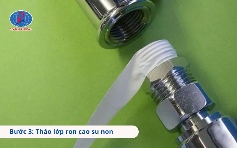 Bước 3: Tháo lớp ron cao su non hoặc vòng đệm được quấn bên trong