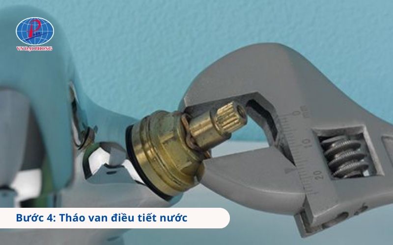 Bước 4: Tháo van điều tiết nước