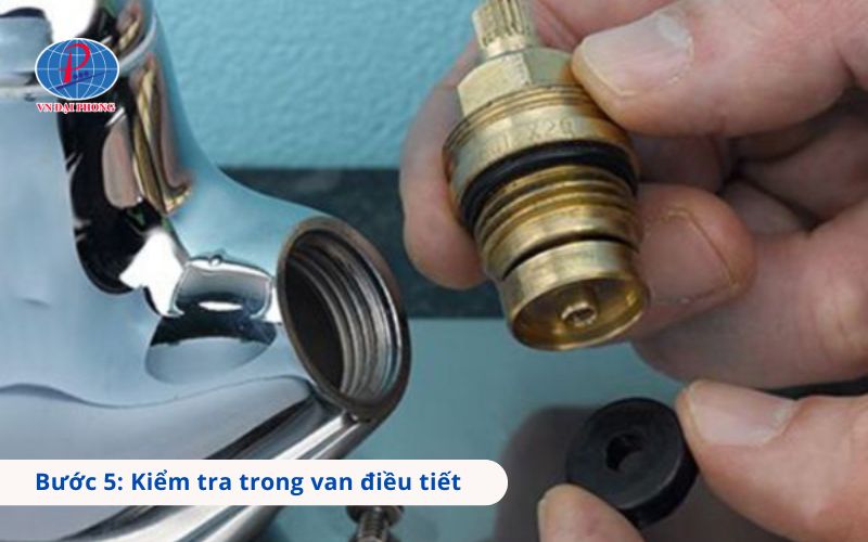 Bước 5: Kiểm tra trong van điều tiết ống nước