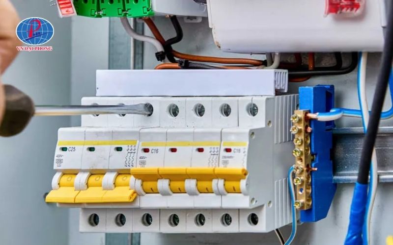 MCCB là gì và tại sao lại quan trọng đến vậy?